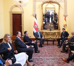 Su Majestad el Rey en el transcurso de la reunión que mantuvo con el Presidente de la República de Costa Rica, Su Excelencia Carlos Alvarado, acompaña